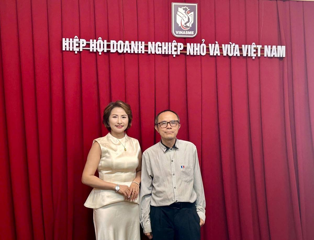  bà Trần Thị Lan, Tổng Giám đốc Công ty Cổ phần Cung ứng Việt Hàn giao lưu ,chia sẻ với  TS. Lê Xuân Sang,