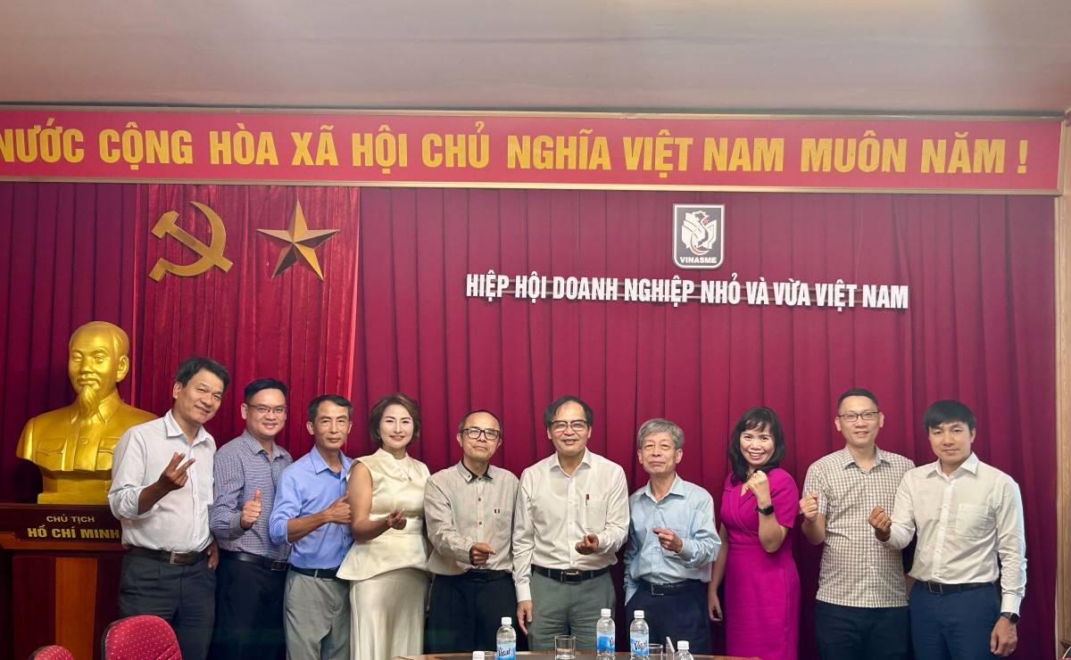 Các đại biểu đại diện chụp ảnh lưu niệm tại Văn phòng trung ương hội VINASME