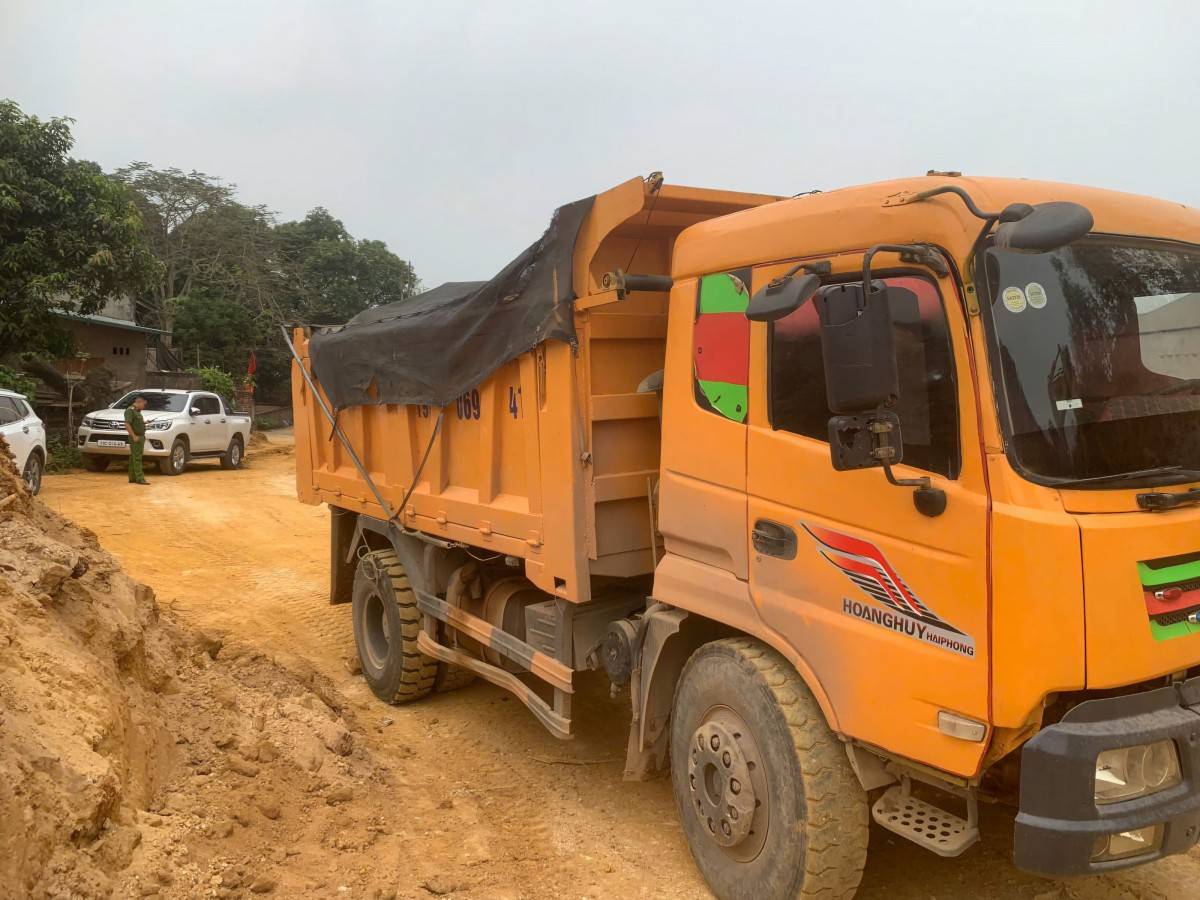 Phú Thọ xử lý hàng loạt vụ khai thác đất trái phép, phạt hơn 403 triệu đồng
