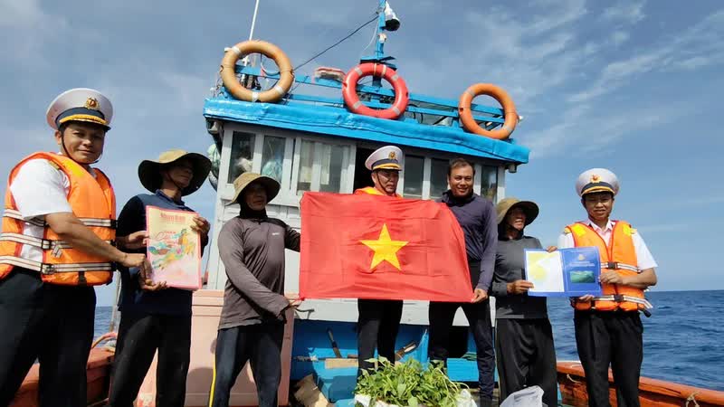 Vùng 2 Hải quân quyết liệt bảo vệ ngư trường khu vực biển giáp ranh