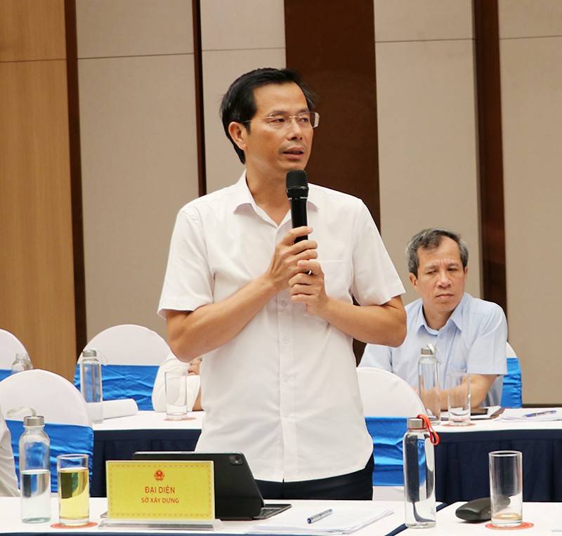 Ông Nguyễn Văn Hải - Phó Giám đốc Sở Xây dựng Nghệ An trả lời những nội dung liên quan đến quy hoạch xây dựng các khu tái định cư tại Phiên giải trình