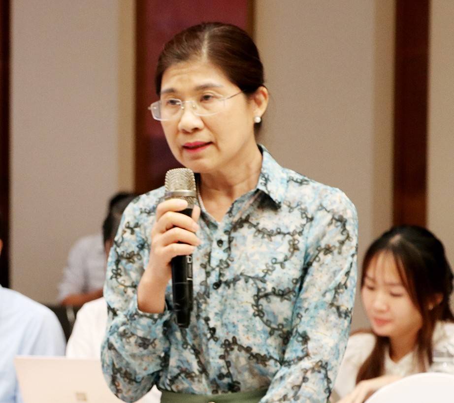 Bà Lô Thị Kim Ngân - Trưởng Ban Dân tộc, HĐND tỉnh Nghệ An đề nghị làm rõ các nội dung liên quan trong việc chậm triển khai thực hiện các quy hoạch khu tái định cư