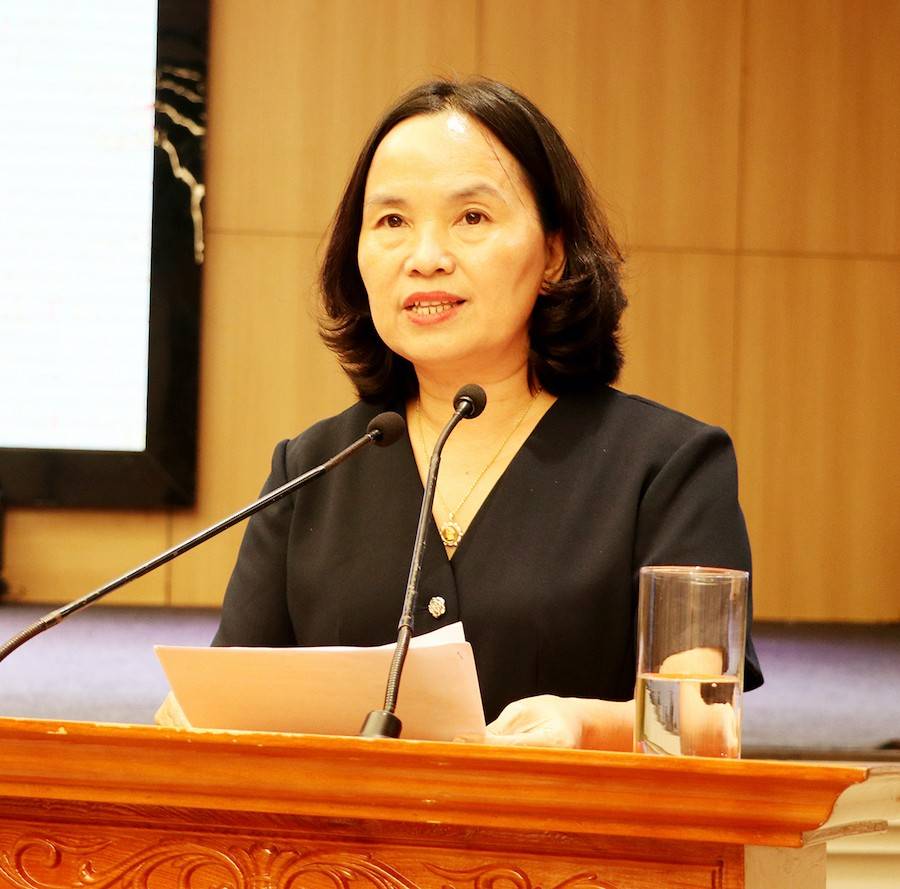 Bà Võ Thị Nhung - Phó Giám đốc Sở Nông nghiệp và Môi trường Nghệ An báo cáo và giải trình trước Thường trực HĐND tỉnh