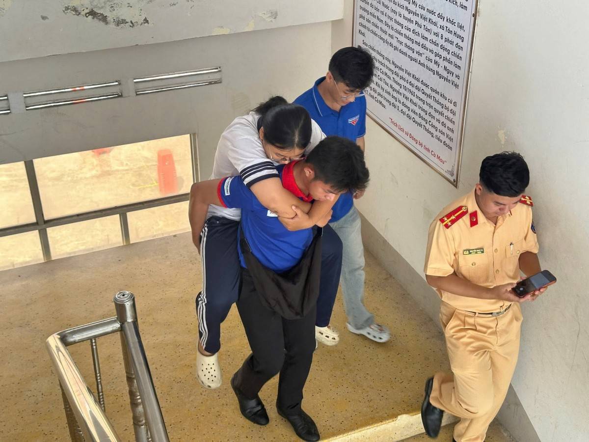 hỗ trợ thí sinh và phụ huynh xử lý các tình huống phát sinh.