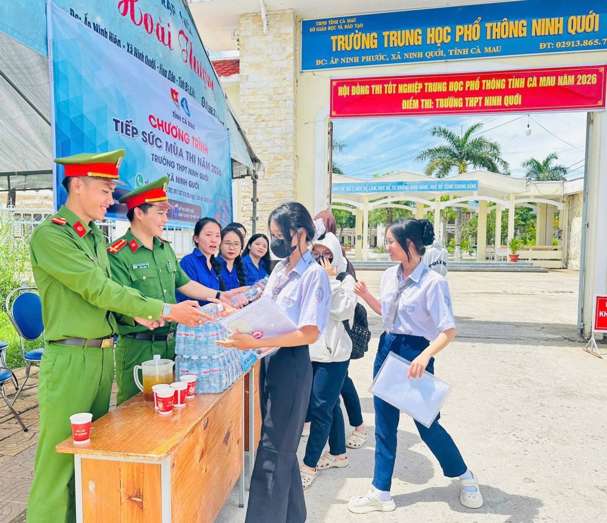 hơn 1.000 tình nguyện viên tham gia hỗ trợ cho 19.334 thí sinh tại 35 điểm thi trên toàn tỉnh