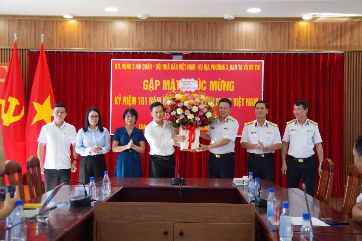 Đoàn công tác Báo chí Trung ương phía Nam tìm hiểu thực tế tại vùng cảnh sát biển 3 và vùng 2 Hải Quân
