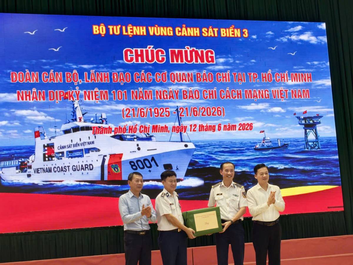 Đoàn cơ quan báo chí tìm hiểu thực tế tại Vùng Cảnh sát biển 3 và Vùng 2 Hải quân