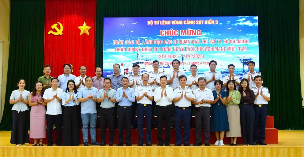 Đoàn cơ quan báo chí tìm hiểu thực tế tại Vùng Cảnh sát biển 3 và Vùng 2 Hải quân