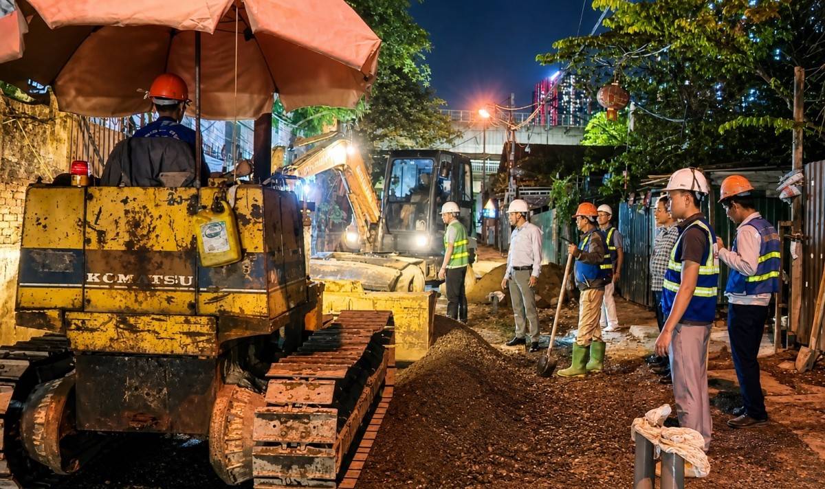 Các đơn vị thi công dự án chống úng ngập trong thành phố Hà Nội thực hiện xuyên đêm để chạy đua tối đa thời gian trước khi mùa mưa bước vào cao điểm.