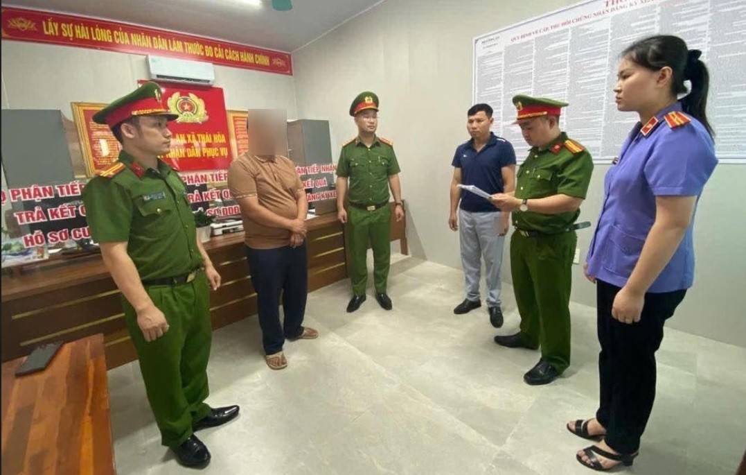 Cơ quan Cảnh sát điều tra Công an tỉnh Tuyên Quang tống đạt Quyết định khởi tố vụ án, khởi tố bị can đối với Nguyễn Đình Phú.