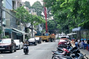 Đắk Lắk: Người dân bức xúc vì xe ô tô của Công ty Bê tông Thành Công đậu chắn ngang đường