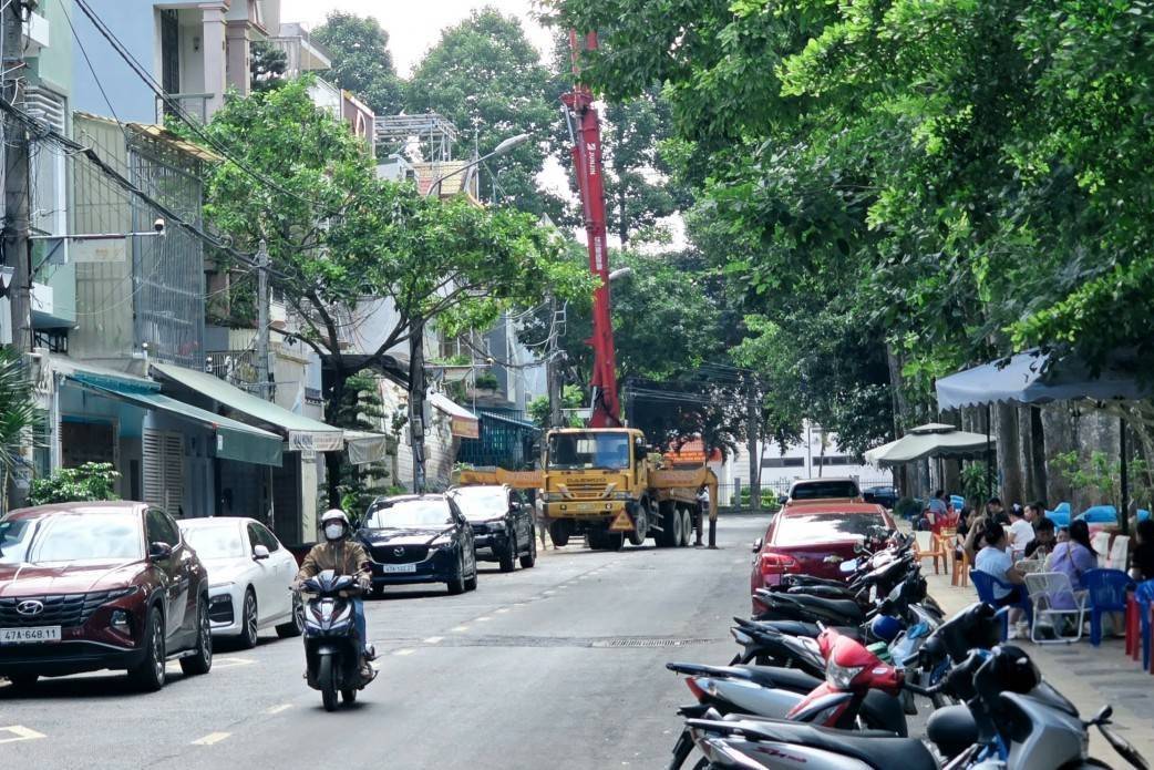 Đắk Lắk: Người dân bức xúc vì xe ô tô của Công ty Bê tông Thành Công đậu chắn ngang đường