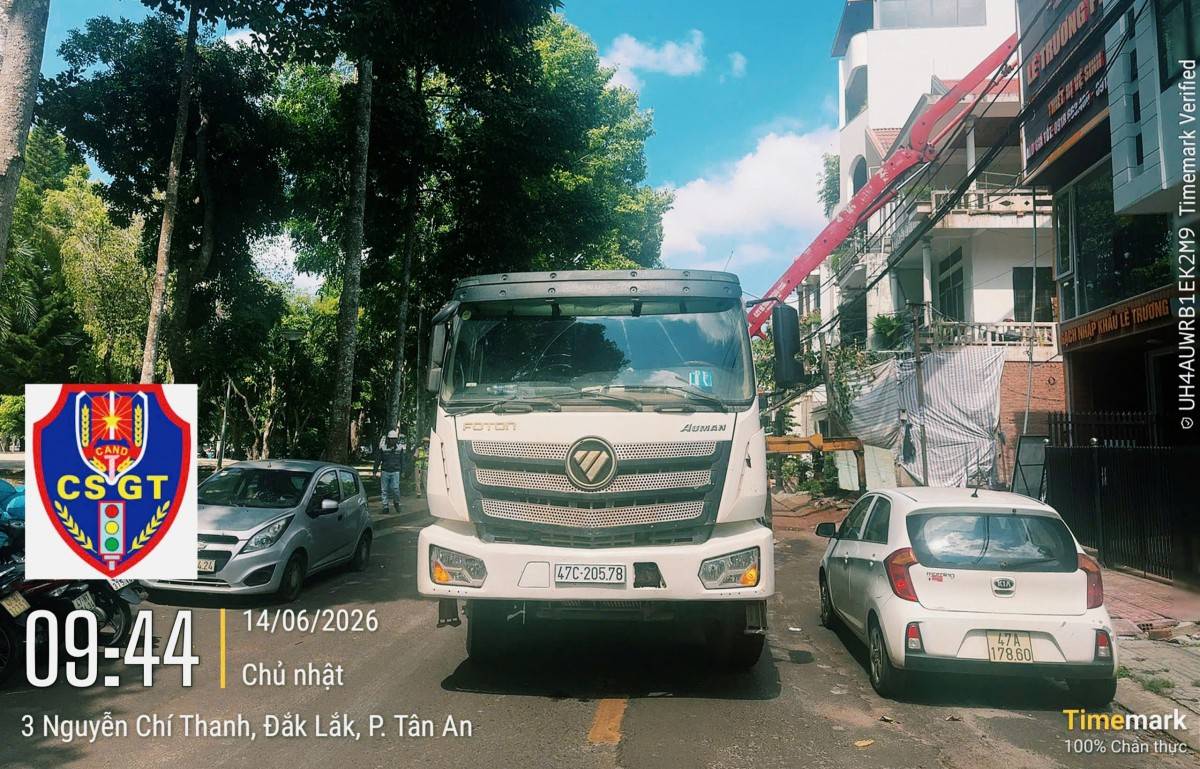 Xe bồn trộn bê tông dừng đỗ giữa lòng đường Hoàng Văn Thụ (Ảnh: Phòng CSGT Đắk Lắk)