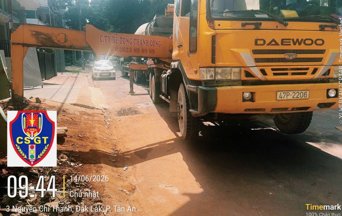 Xe đổ bê tông dừng đỗ chắn gần hết lòng đường Hoàng Văn Thụ (Ảnh: Phòng CSGT Đắk Lắk)