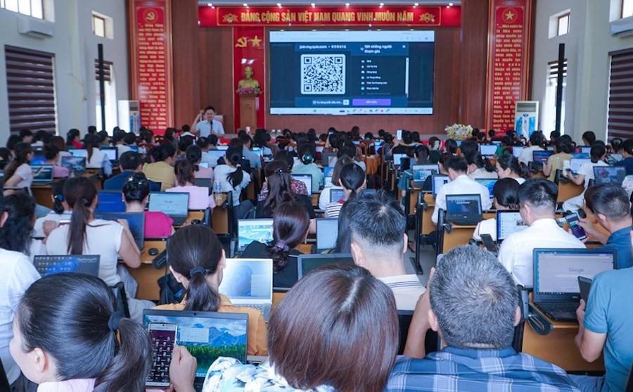 UBND xã Tân Kỳ (Nghệ An) vừa tổ chức tập huấn kiến thức về ứng dụng trí tuệ nhân tạo (AI), công nghệ thông tin và chuyển đổi số năm 2026.