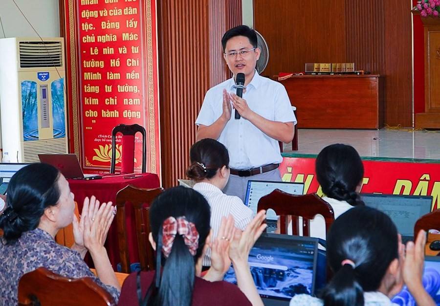 Giảng viên và học viên trao đổi những vấn đề trong 