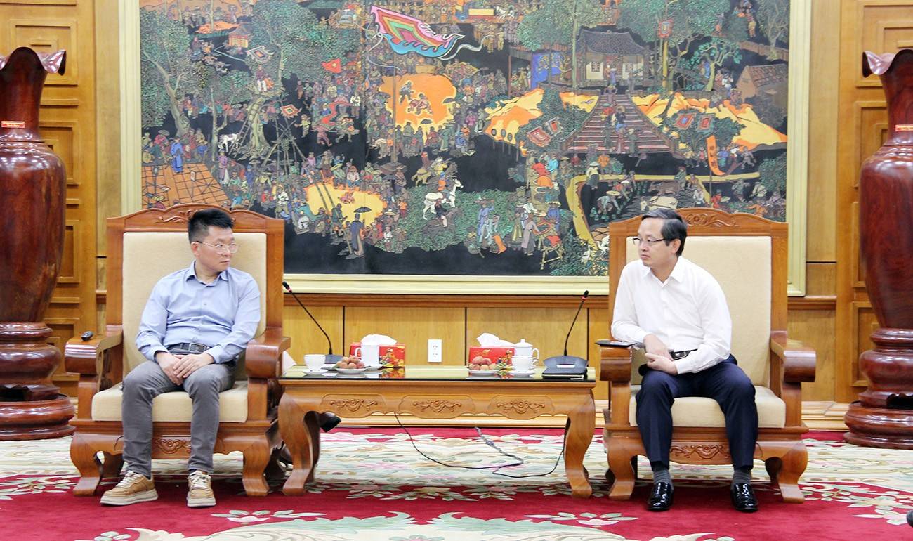 Chủ tịch UBND tỉnh Phạm Hoàng Sơn và ông Richard Zheng, Giám đốc đầu tư Công ty Zhongji Innolight Co., ltd (Trung Quốc) trao đổi tại buổi làm việc