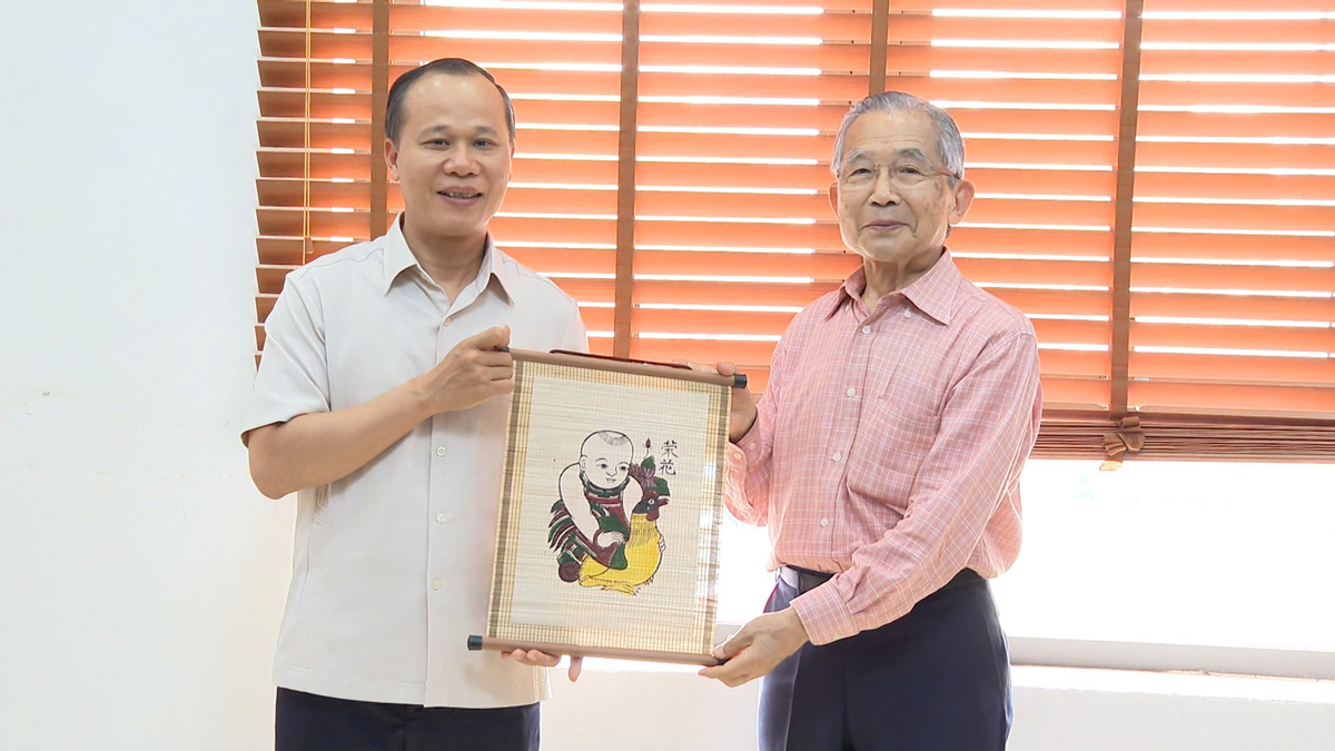 Phó Chủ tịch Thường trực UBND tỉnh Mai Sơn đã trao tặng tranh dân gian Đông Hồ cho Trưởng Đoàn công tác, ông Yushita Hiroyuki.