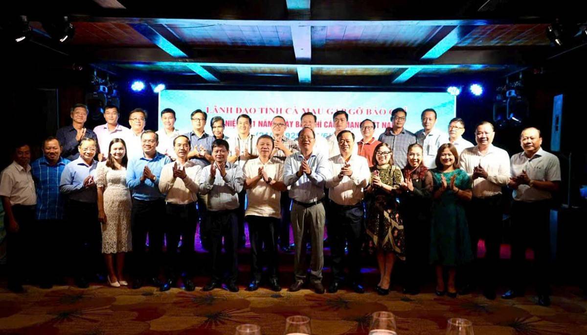 Lãnh đạo tỉnh Cà Mau chụp ảnh cùng đội ngũ nhà báo, phóng viên thường trú trên địa bàn tỉnh. 