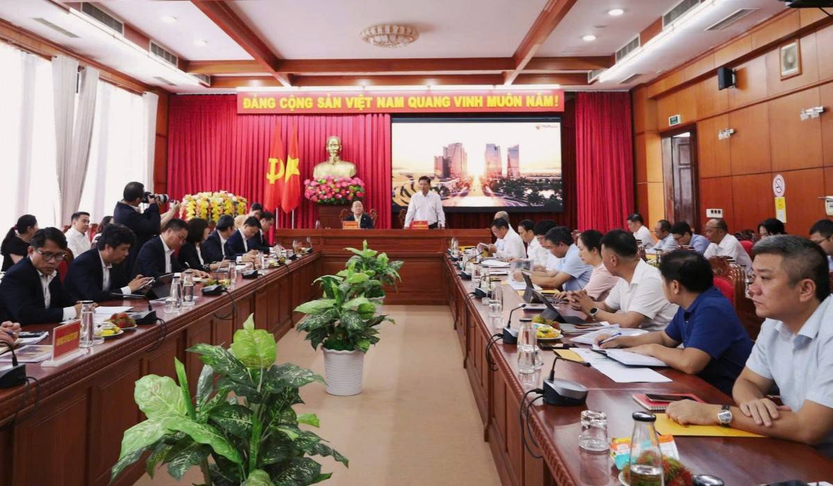 Ông Đỗ Quang Hiển, nhà sáng lập, Chủ tịch điều hành T&T Group phát biểu tại buổi làm việc với Thường trực Tỉnh ủy Đắk Lắk.
