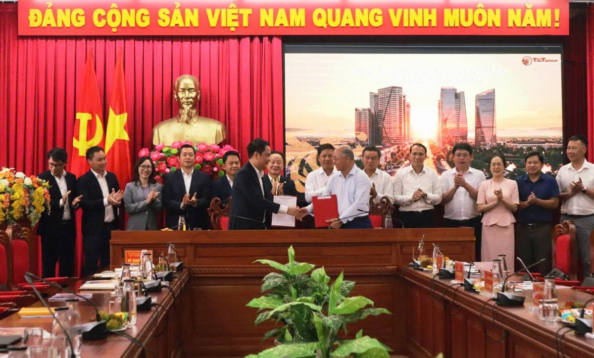 Lãnh đạo tỉnh Đắk Lắk và T&T Group thực hiện nghi thức ký kết biên bản ghi nhớ hợp tác đầu tư.