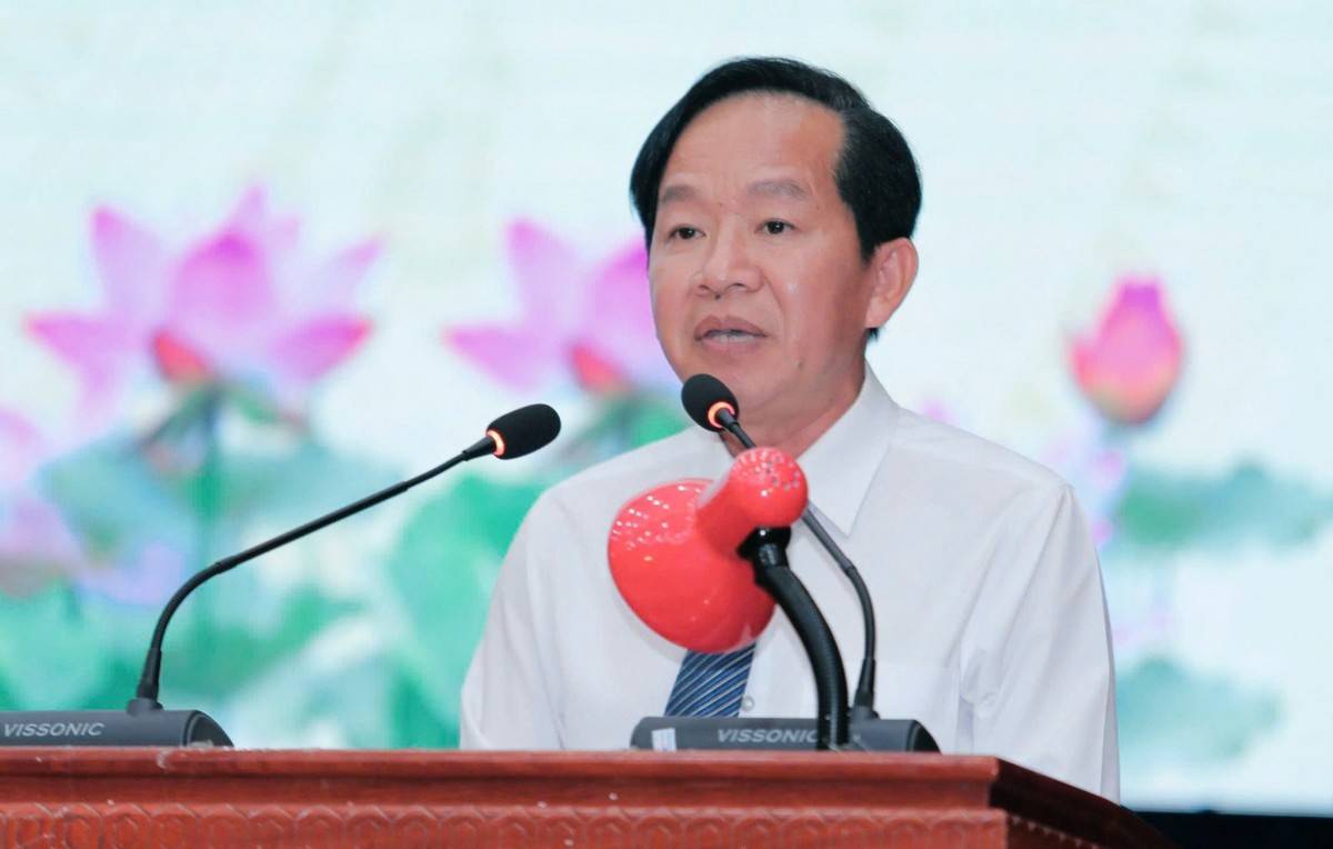 Phó Trưởng ban Thường trực Ban Tổ chức Tỉnh ủy Đắk Lắk Lưu Vĩnh Hưng công bố các quyết định của Ban Thường vụ Tỉnh ủy và Chủ tịch UBND tỉnh về công tác cán bộ.