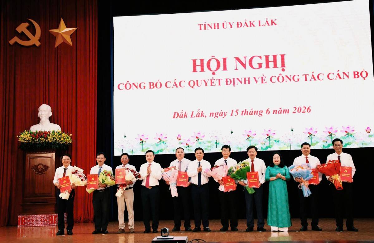 Lãnh đạo Tỉnh ủy và UBND tỉnh Đắk Lắk trao quyết định và hoa cho các cán bộ được điều động, bổ nhiệm.
