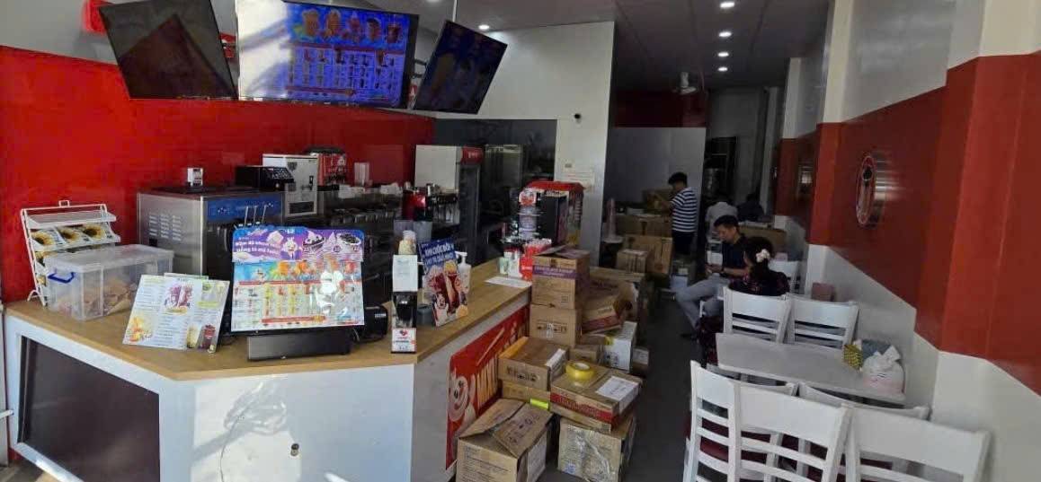 Cơ quan điều tra kiểm tra, thu giữ nhiều vật chứng liên quan tại nơi ở của bị can Nguyễn Văn D. (Ảnh: Công an Lai Châu)