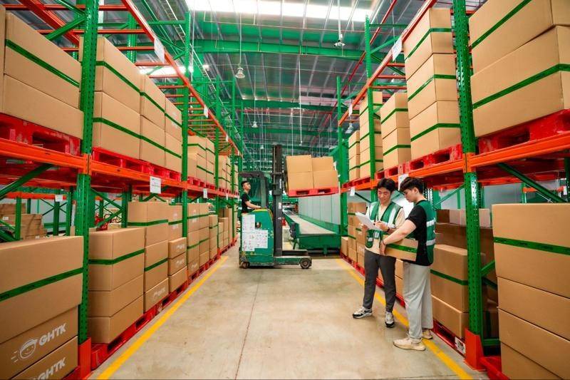 Kho logistics là hệ thống kho bãi được thiết kế nhằm lưu trữ, bảo quản và phân phối hàng hóa trong suốt quá trình vận chuyển từ nhà sản xuất đến tay người tiêu dùng. 