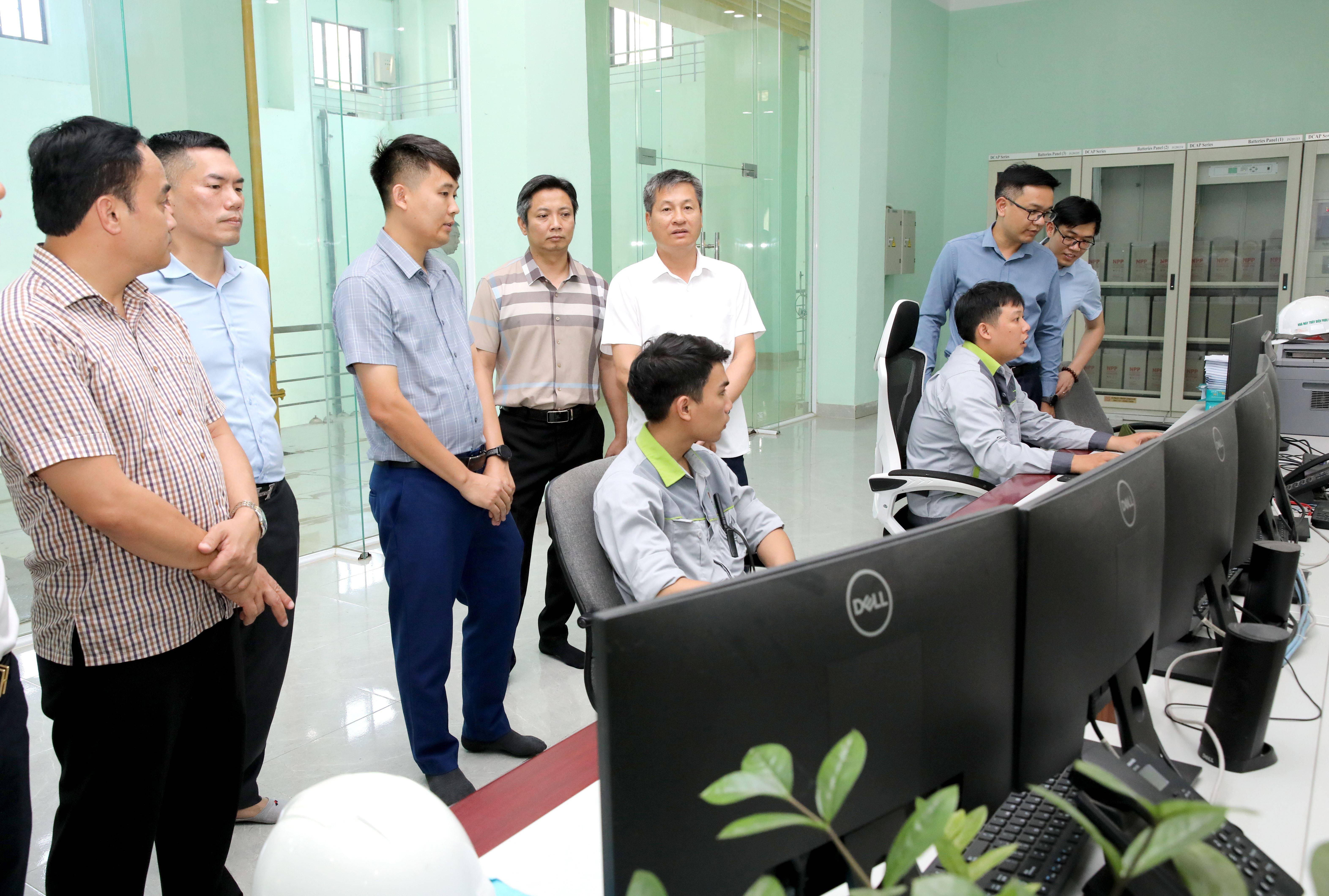 Phó Chủ tịch Thường trực UBND tỉnh Ngô Hạnh Phúc và đoàn công tác của tỉnh kiểm tra tình hình hoạt động sản xuất kinh doanh tại nhà máy thủy điện Phúc Long (ảnh tư liệu)
