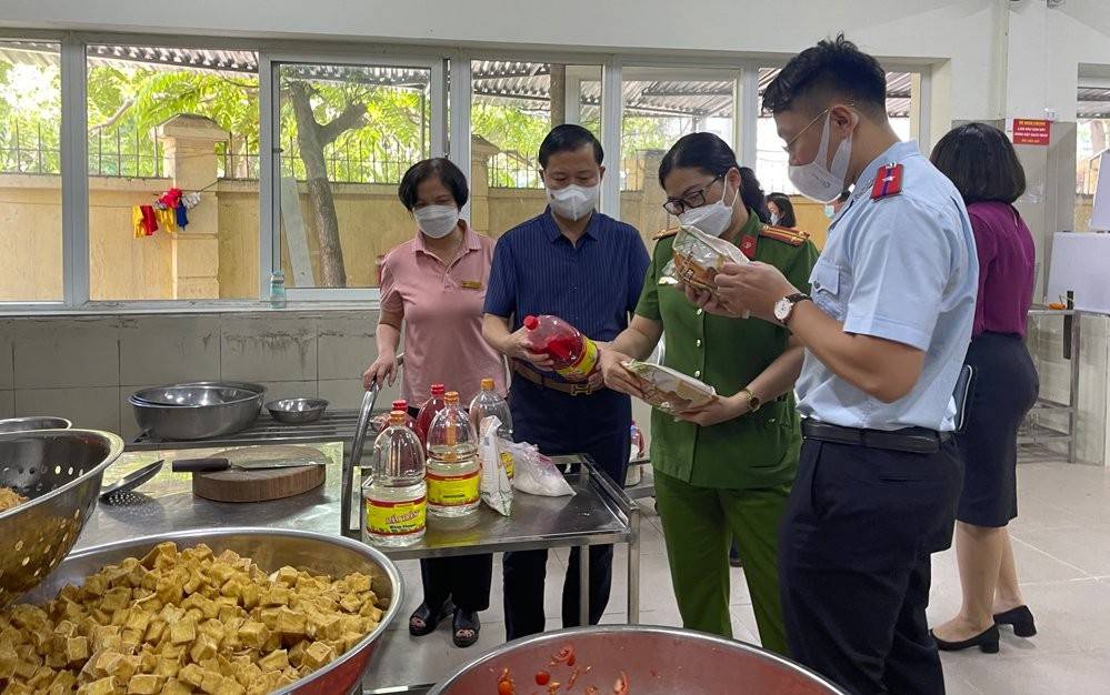 Trong 6 tháng qua, ngành Công an phát hiện và xử lý 4.688 vụ vi phạm với 4.795 tổ chức, cá nhân, tăng 102% so với cùng kỳ năm trước. Trong đó, cơ quan chức năng khởi tố 95 vụ với 192 bị can, xử phạt hành chính và chuyển cơ quan khác xử lý hàng nghìn vụ việc với tổng số tiền phạt hơn 53 tỷ đồng (Ảnh minh họa).