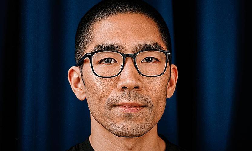 Edwin Chen là nhà sáng lập và CEO của Surge AI, công ty chuyên cung cấp dữ liệu huấn luyện và đánh giá mô hình AI cho các doanh nghiệp công nghệ và tổ chức nghiên cứu.
