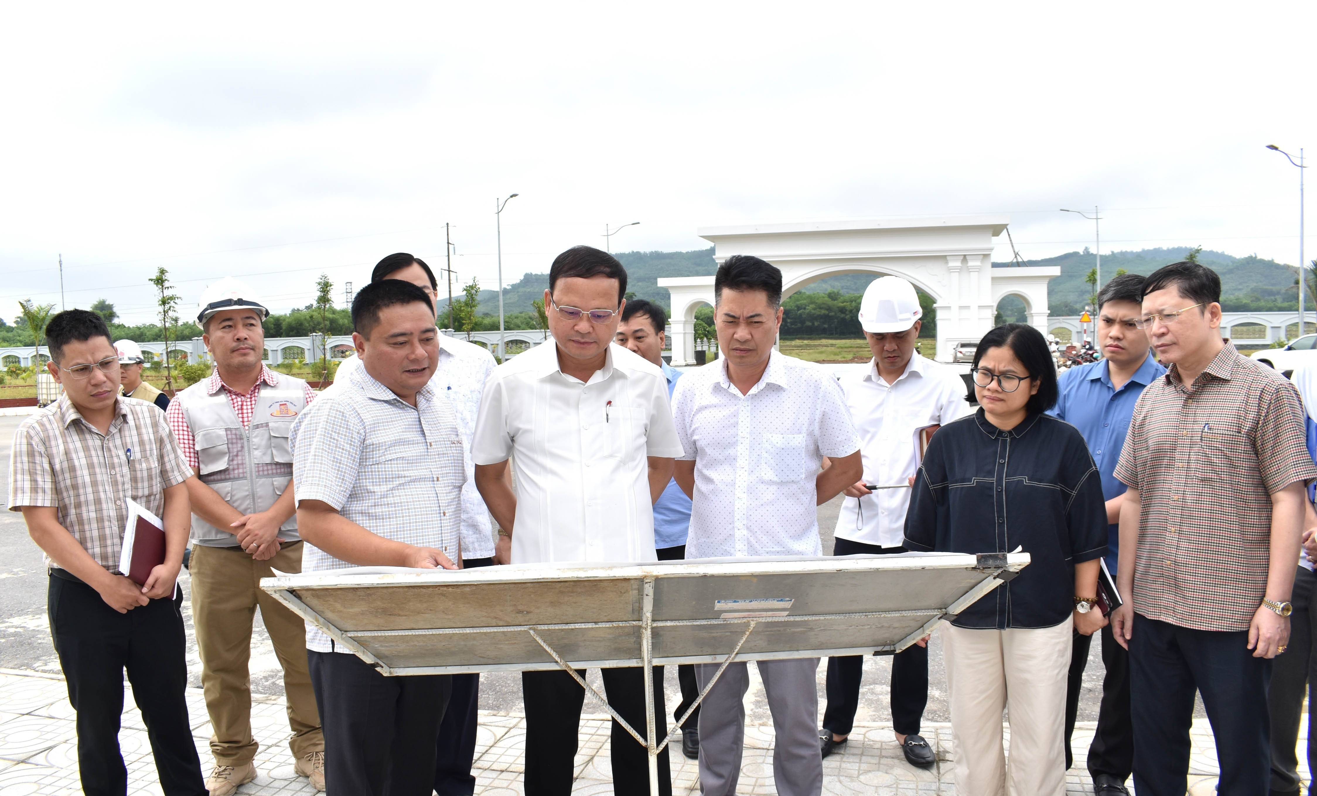 Phó Chủ tịch Thường trực UBND tỉnh Nguyễn Mạnh Tuấn kiểm tra thực tế tiến độ thi công Dự án Bệnh viện Đa khoa tỉnh Tuyên Quang.