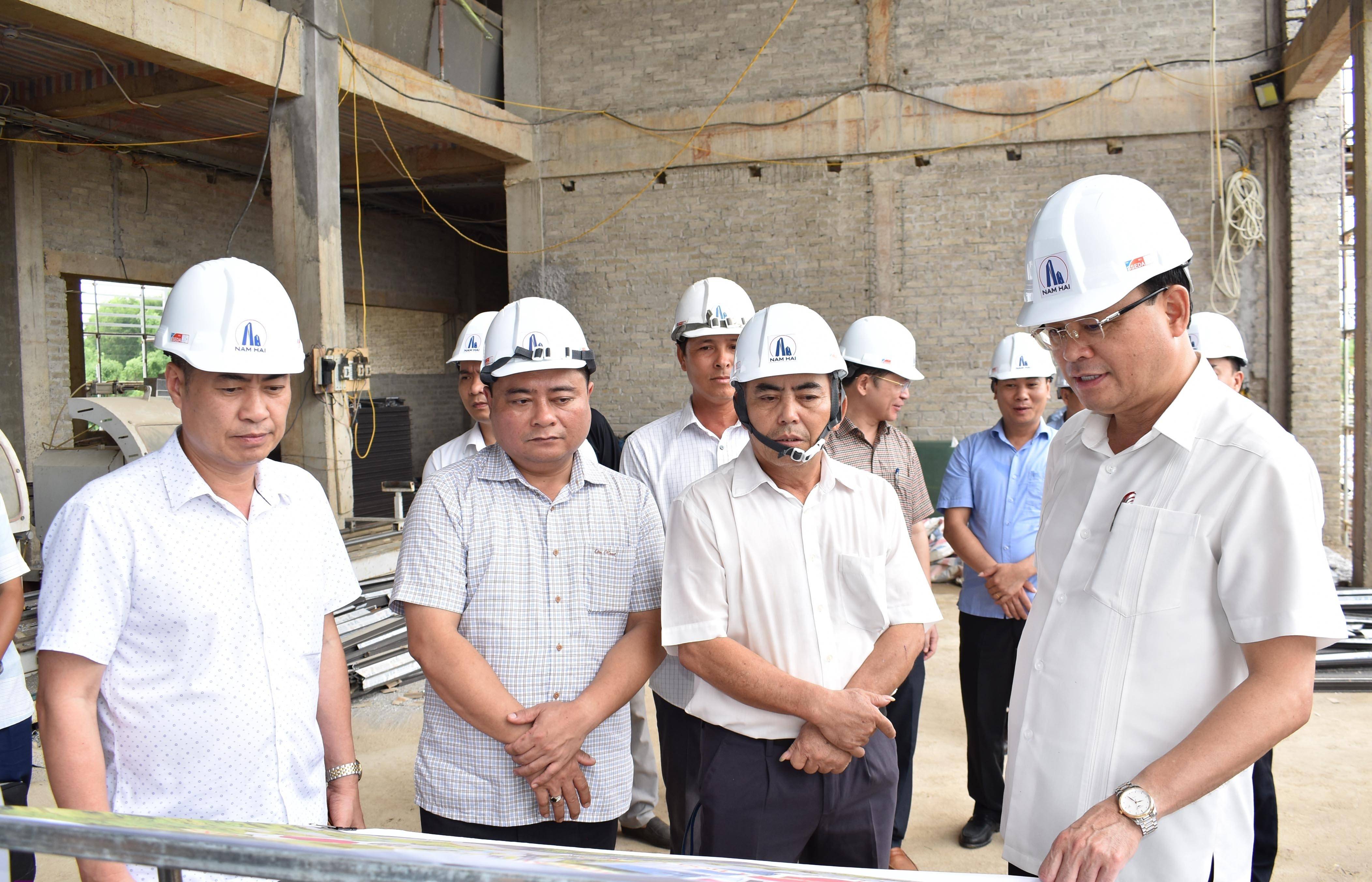 Phó Chủ tịch Thường trực UBND tỉnh Nguyễn Mạnh Tuấn kiểm tra tại gói thầu số 22, Dự án Nhà thực hành khoa Y - Dược.