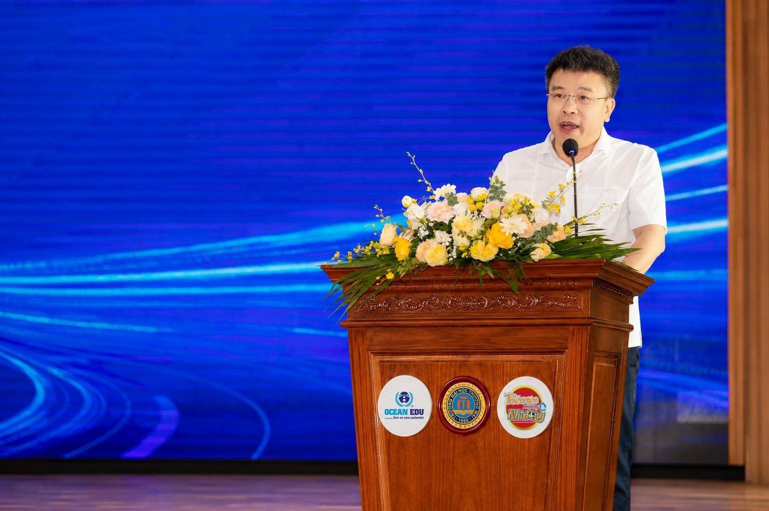 Nhà báo Nguyễn Phan Khuê - Tổng Biên tập Báo Thiếu niên Tiền phong & Nhi đồng phát biểu khai mạc vòng Chung kết Quốc gia Ocean English Achievers 2026. Ảnh: Ocean Edu