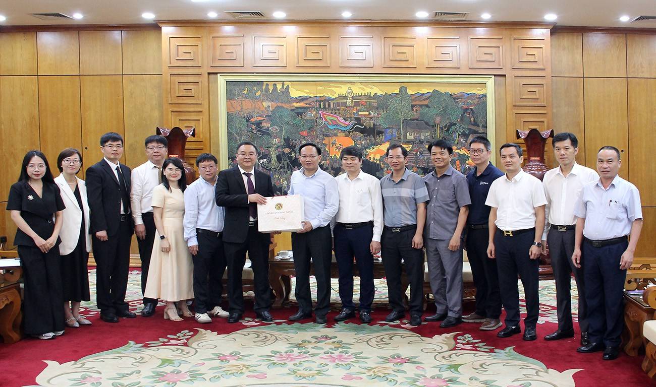 Phó Chủ tịch UBND tỉnh Phạm Văn Thịnh trao tặng quà cho Đoàn công tác