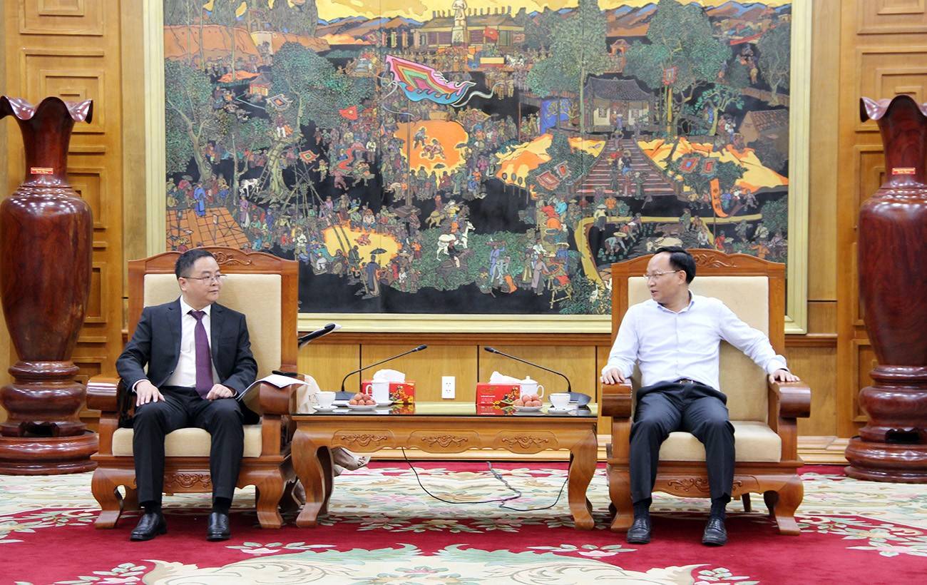 Phó Chủ tịch UBND tỉnh Phạm Văn Thịnh (ảnh phải) và ông Li Qingqiang, Phó Viện trưởng Học viện Giáo dục Quốc tế, Trường Đại học Dương Châu (Trung Quốc) trao đổi tại buổi làm việc