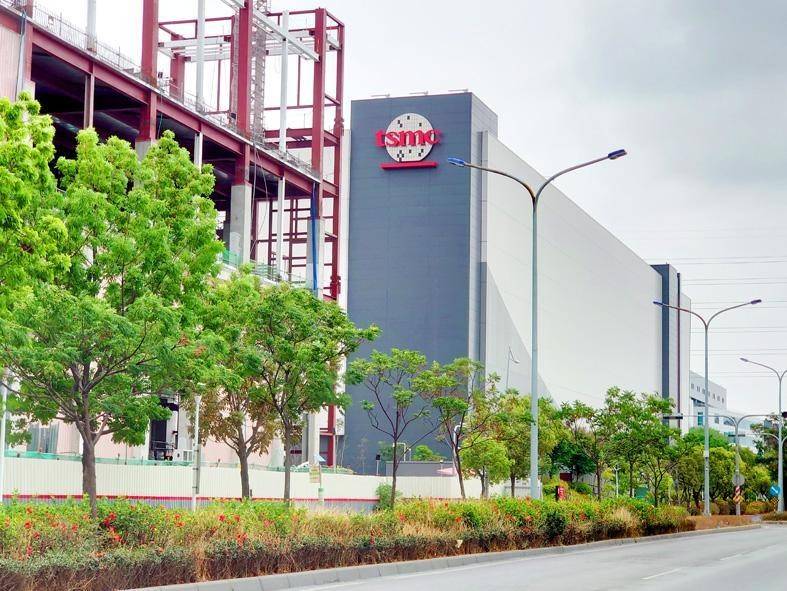 Đài Loan hiện nắm giữ vị trí trung tâm của chuỗi cung ứng bán dẫn toàn cầu, với TSMC sản xuất phần lớn các chip tiên tiến nhất thế giới. Cuộc cạnh tranh công nghệ Mỹ–Trung đang khiến các tập đoàn tìm kiếm những điểm đến mới để đa dạng hóa chuỗi cung ứng.