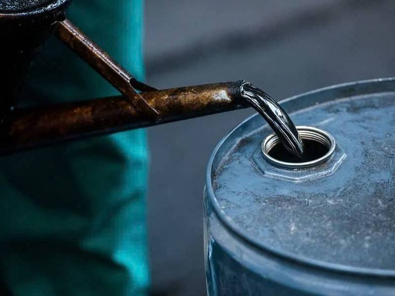 Hạ nhiệt địa chính trị: Giá dầu thế giới lao dốc về mức thấp nhất ba tháng