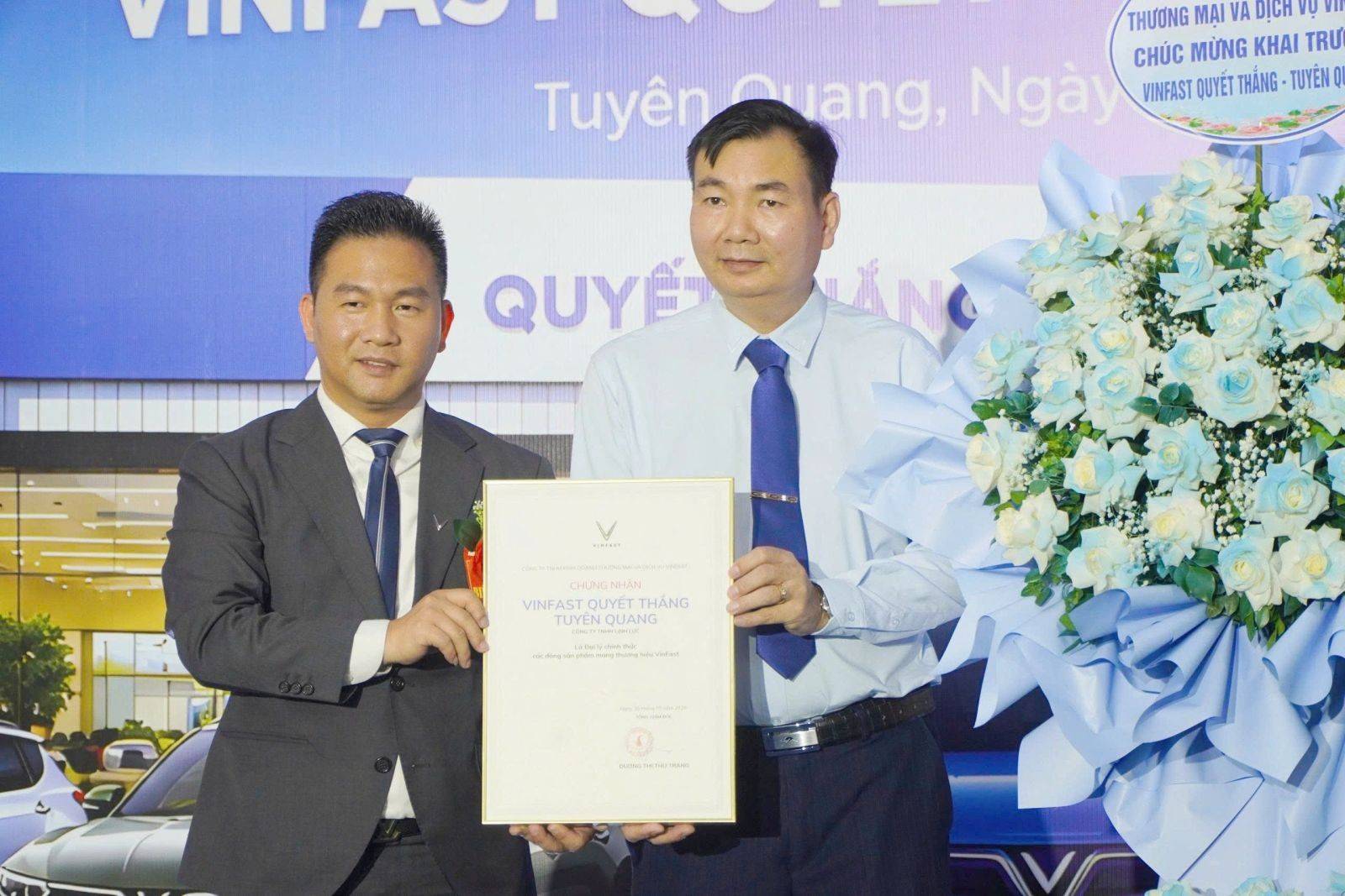 Đại diện VinFast Việt Nam trao Chứng nhận Đại lý chính thức các dòng sản phẩm mang thương hiệu VinFast cho VinFast Quyết Thắng Tuyên Quang