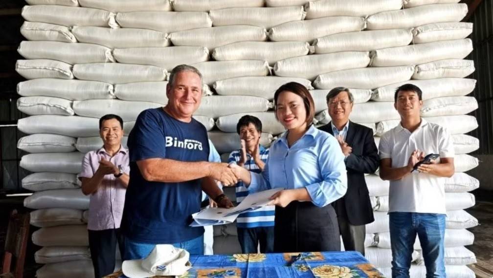 Hoạt động bàn giao gạo do Việt Nam sản xuất cho Cuba tiếp tục khẳng định hợp tác nông nghiệp là một trong những trụ cột quan trọng trong quan hệ hữu nghị truyền thống, đoàn kết đặc biệt và hợp tác toàn diện Việt Nam-Cuba; thể hiện cam kết đồng hành lâu dài của doanh nghiệp Việt Nam trong lĩnh vực sản xuất nông nghiệp tại Cuba. Trong ảnh: Hai bên trao Biên bản ký kết bàn giao 1.200 tấn gạo do Việt Nam sản xuất (Ảnh do Đại sứ quán Việt Nam tại Cuba cung cấp).