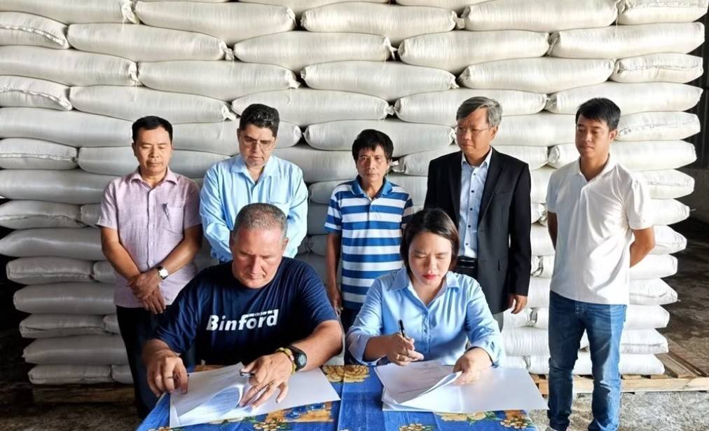 Theo biên bản bàn giao, số lượng gạo CT16 được bàn giao lần này là 1.200 tấn, đóng gói theo quy cách bao 50kg, bảo đảm các tiêu chuẩn kỹ thuật trong toàn bộ quá trình thu hoạch, chế biến và vận chuyển.