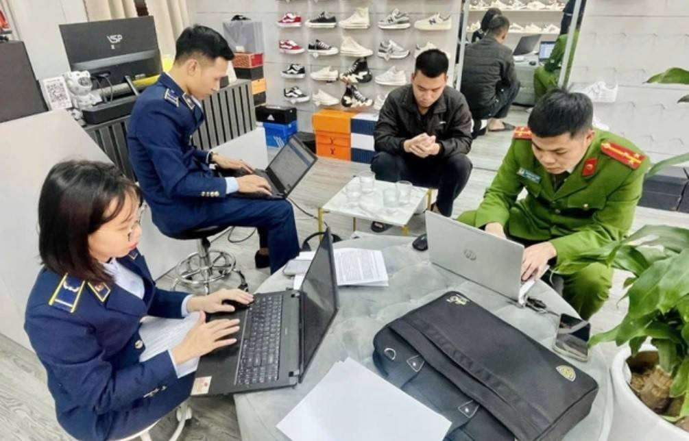 Thống kê sơ bộ cho thấy, tính đến tháng 5/2026, lực lượng chức năng trên cả nước đã phát hiện và xử lý 1.019 vụ việc có dấu hiệu xâm phạm quyền sở hữu trí tuệ. Trong đó, có 756 vụ xử lý hành chính, 706 đối tượng bị xử lý và 22 vụ bị khởi tố hình sự.