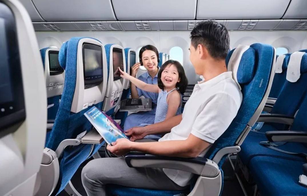 Điều 38 Nghị định 208/2026/NĐ-CP quy định: 1. Chậm chuyến có hành khách trên khoang được xác định khi tàu bay đã đóng cửa, có hành khách trên khoang nhưng chưa cất cánh và khoảng thời gian từ thời điểm đóng cửa tàu bay cho đến thời gian tàu bay cất cánh thực tế từ 30 phút trở lên.
