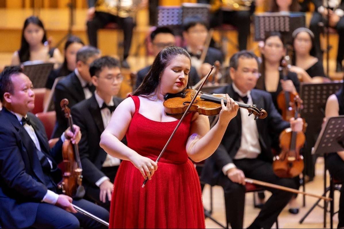 Tài năng violin trẻ Sara Dragan trở lại Hà Nội cùng “Frozen Fire”