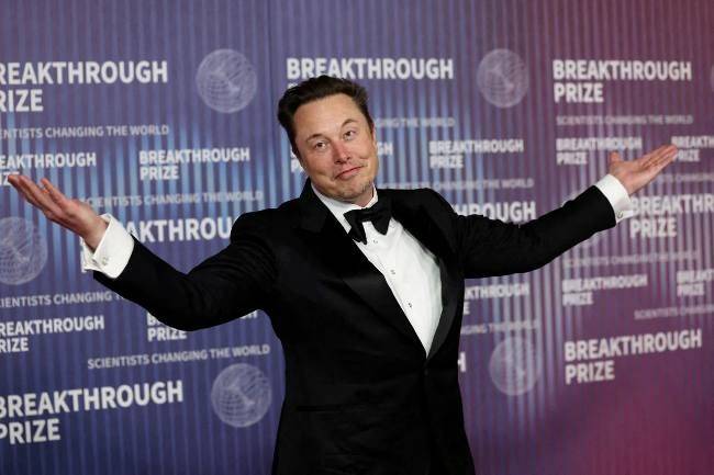 Tỷ phú Elon Musk vừa trở thành người đầu tiên trong lịch sử sở hữu khối tài sản vượt mốc 1,000 tỷ USD sau khi SpaceX chính thức lên sàn Nasdaq và ghi nhận màn chào sàn bùng nổ. 