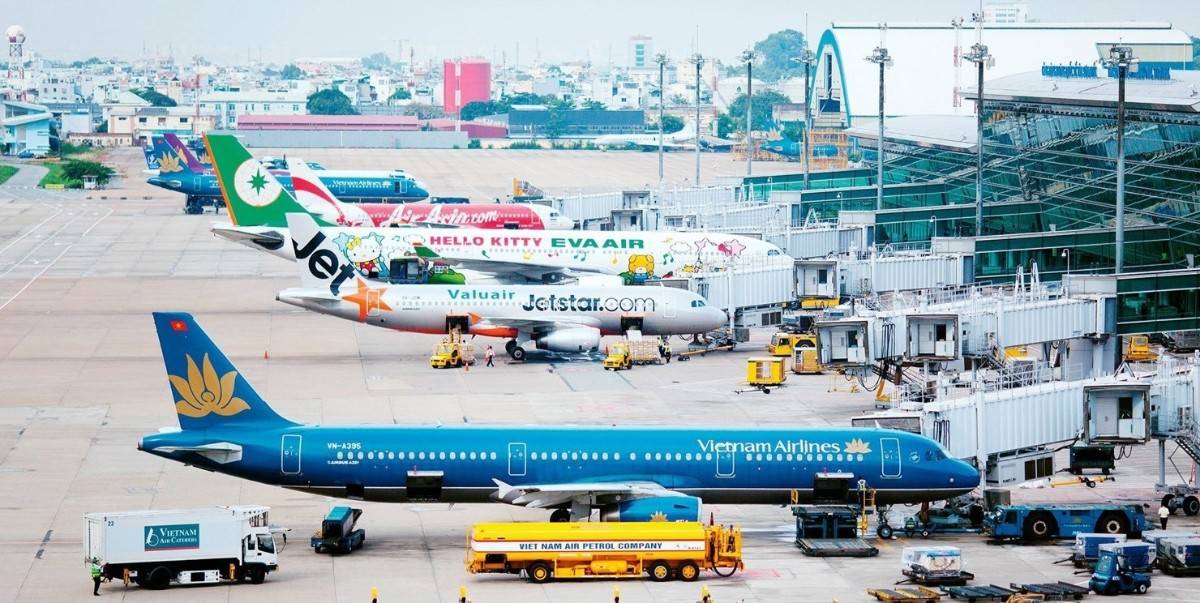Nghị định nêu rõ doanh nghiệp cảng hàng không phải có mức vốn chủ sở hữu tối thiểu 100 tỷ đồng; tỷ lệ sở hữu của nhà đầu tư nước ngoài không vượt quá 30% vốn điều lệ. Các tổ chức, cá nhân kinh doanh dịch vụ hàng không tại cảng phải được Cục Hàng không Việt Nam cấp phép theo đúng quy định.