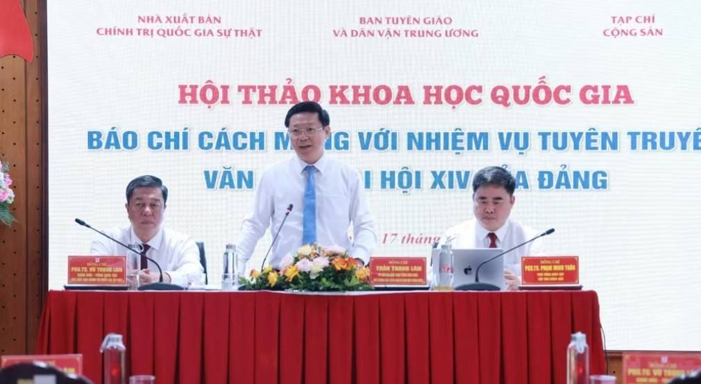 Đồng chí Trần Thanh Lâm, Ủy viên Trung ương Đảng, Phó Trưởng Ban Tuyên giáo và Dân vận Trung ương; PGS,TS Phạm Minh Tuấn, Phó Tổng Biên tập Tạp chí Cộng sản; PGS,TS Vũ Trọng Lâm, Giám đốc - Tổng Biên tập Nhà xuất bản Chính trị quốc gia Sự thật đồng chủ trì Hội thảo.