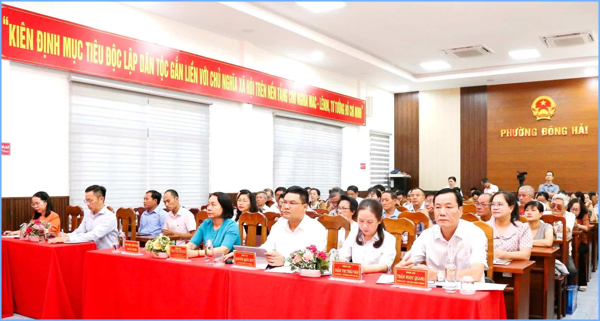 Chủ tịch HĐND tỉnh Khánh Hòa và các đại biểu HĐND tỉnh tiếp xúc cử tri phường Đông Hải