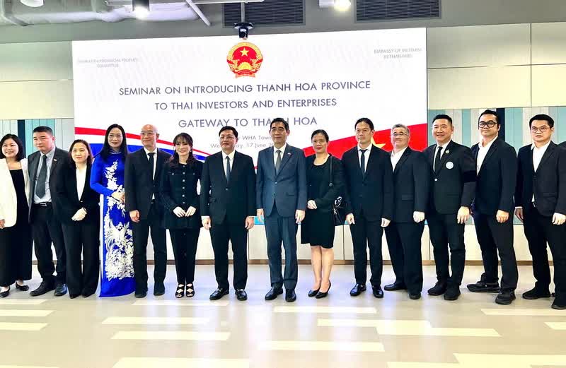 đoàn công tác tỉnh Thanh Hóa chụp ảnh lưu niệm với các doanh nghiệp Thái Lan.